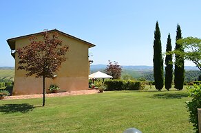 Large Apartment With Shared Swimming Pool in Crete Senesi