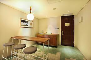 IKOSHAROLD Suites Seminyak
