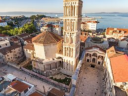 Royal Heritage Apartment in Split Center