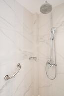 Sophisticated Modern Apt in Athens