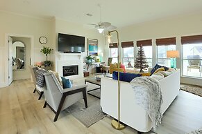 Steps to Bolivar Beach: Home w/ Deck & Grill