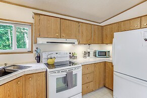 Glacier Home w/ Deck - 18 Mi to Mt Baker Ski Area!