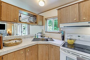 Glacier Home w/ Deck - 18 Mi to Mt Baker Ski Area!