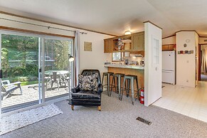 Glacier Home w/ Deck - 18 Mi to Mt Baker Ski Area!