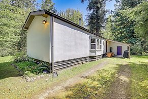 Glacier Home w/ Deck - 18 Mi to Mt Baker Ski Area!