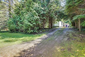 Glacier Home w/ Deck - 18 Mi to Mt Baker Ski Area!