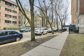 Stylish Chicago Retreat: Walk to Loyola University
