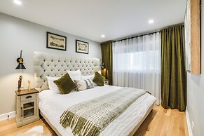 Stylish Chicago Retreat: Walk to Loyola University