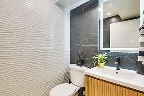 Stylish Chicago Retreat: Walk to Loyola University