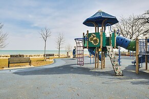 Stylish Chicago Retreat: Walk to Loyola University