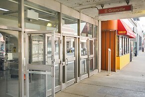 Stylish Chicago Retreat: Walk to Loyola University