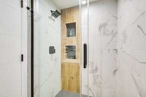Stylish Chicago Retreat: Walk to Loyola University