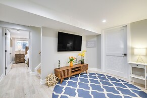 Stylish Chicago Retreat: Walk to Loyola University