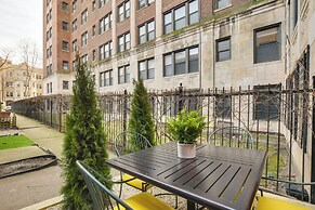 Stylish Chicago Retreat: Walk to Loyola University