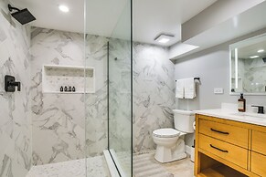 Stylish Chicago Retreat: Walk to Loyola University
