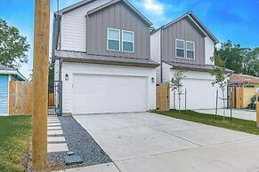 Pet-friendly Houston Home w/ Patio: 6 Mi to Dtwn!