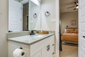 Pet-friendly Houston Home w/ Patio: 6 Mi to Dtwn!
