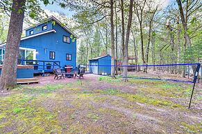 Hot Tub & Lake Beach Access: Tobyhanna Retreat!