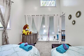 Hot Tub & Lake Beach Access: Tobyhanna Retreat!