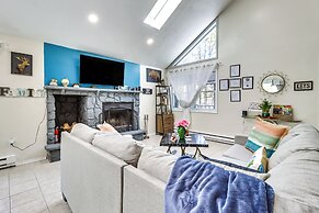 Hot Tub & Lake Beach Access: Tobyhanna Retreat!