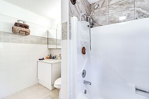 Hot Tub & Lake Beach Access: Tobyhanna Retreat!