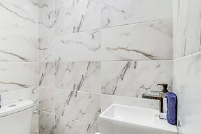 Hot Tub & Lake Beach Access: Tobyhanna Retreat!