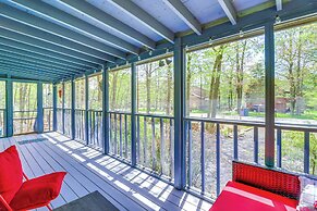 Hot Tub & Lake Beach Access: Tobyhanna Retreat!