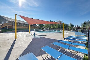 Hot Tub & Lake Beach Access: Tobyhanna Retreat!