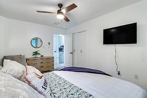 Hot Tub & Lake Beach Access: Tobyhanna Retreat!