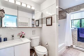 Hot Tub & Lake Beach Access: Tobyhanna Retreat!