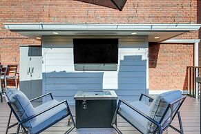 Stylish Dtwn Knoxville Condo w/ Rooftop Deck!