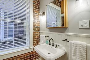 Stylish Dtwn Knoxville Condo w/ Rooftop Deck!