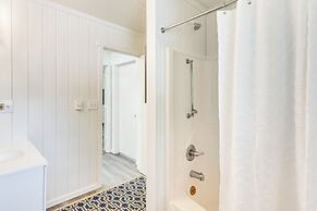 Pet-friendly Buxton Home w/ Balcony, 2 Mi to Beach