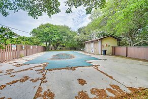 Pet-friendly Buxton Home w/ Balcony, 2 Mi to Beach