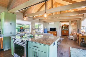 Peaceful Eugene Country Cottage w/ Mountain Views