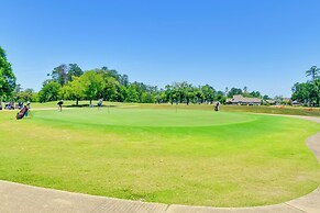 Springfield Studio Rental w/ Golf Course View!