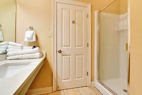 Springfield Studio Rental w/ Golf Course View!