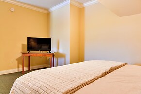 Springfield Studio Rental w/ Golf Course View!