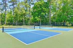 Springfield Studio Rental w/ Golf Course View!