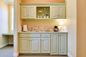 Springfield Studio Rental w/ Golf Course View!