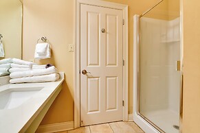 Springfield Studio Rental w/ Golf Course View!