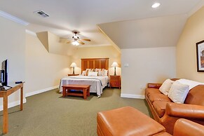 Springfield Studio Rental w/ Golf Course View!