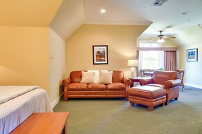 Springfield Studio Rental w/ Golf Course View!