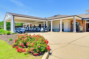 Springfield Studio Rental w/ Golf Course View!