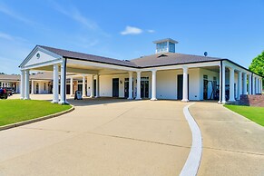 Springfield Studio Rental w/ Golf Course View!