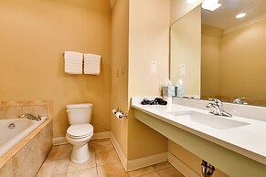 Springfield Studio Rental w/ Golf Course View!