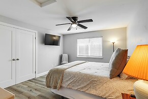 Pet-friendly Hughson Getaway, 9 Mi to Modesto!