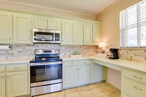 Spacious Springfield Home w/ Golf Course View!