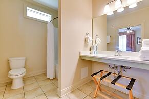 Spacious Springfield Home w/ Golf Course View!