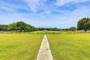 Idyllic Anthony Home: Riding Arena w/ Mirror Wall!